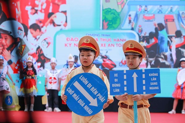 Trao tặng hai triệu mũ bảo hiểm cho học sinh lớp 1 trên toàn quốc - Anh 3