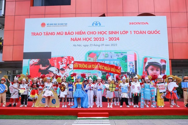 Trao tặng hai triệu mũ bảo hiểm cho học sinh lớp 1 trên toàn quốc - Anh 2