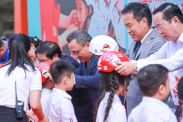 Trao tặng hai triệu mũ bảo hiểm cho học sinh lớp 1 trên toàn quốc - Anh 1