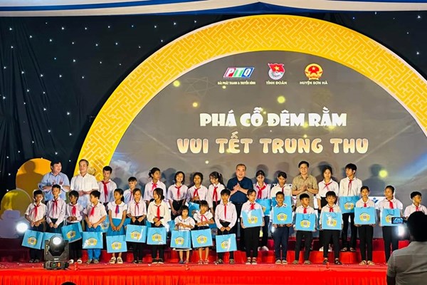 Tết trung thu ấm áp với trẻ em vùng cao Quảng Ngãi - Anh 5