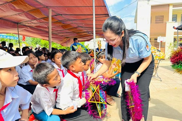 Tết trung thu ấm áp với trẻ em vùng cao Quảng Ngãi - Anh 1