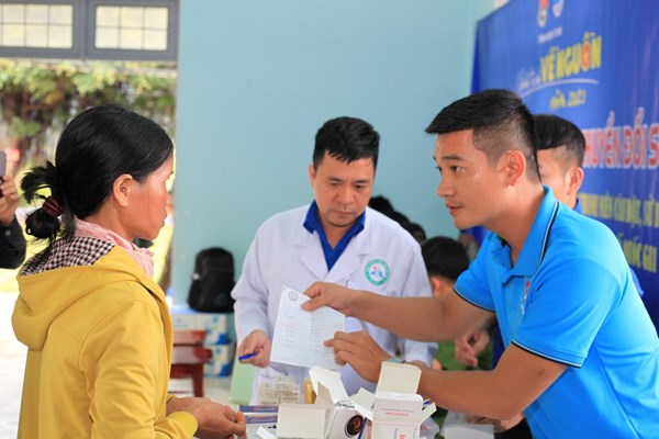 Đoàn viên, thanh niên trồng 3.000 cây xanh tại Di tích lịch sử quốc gia Ngục Đăk Glei - Anh 3