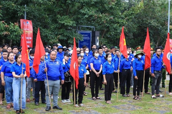 Đoàn viên, thanh niên trồng 3.000 cây xanh tại Di tích lịch sử quốc gia Ngục Đăk Glei - Anh 1