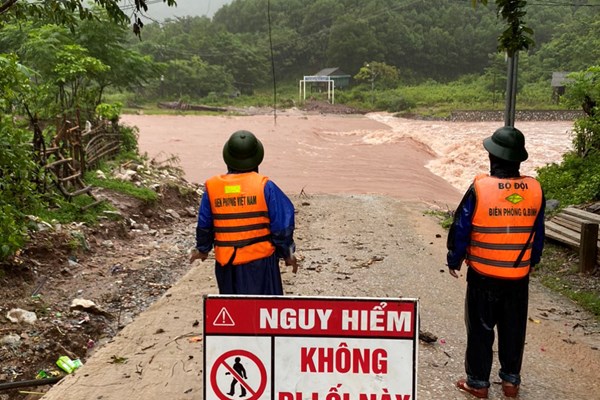 Quảng Bình: Mưa lớn gây chia cắt cục bộ và sạt lở, 1 học sinh bị đuối nước - Anh 1
