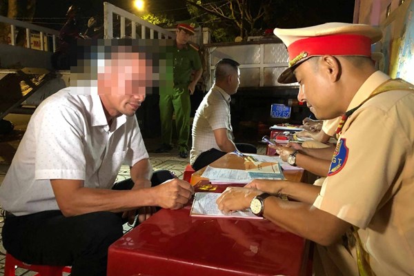 Tài xế say xỉn, dương tính ma tuý lao ô tô vào CSGT để bỏ chạy - Anh 1