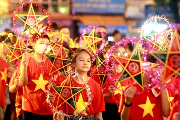 Đón Tết Trung thu tại thủ đô: Trải nghiệm không khí vui tươi, gắn kết gia đình - Anh 1