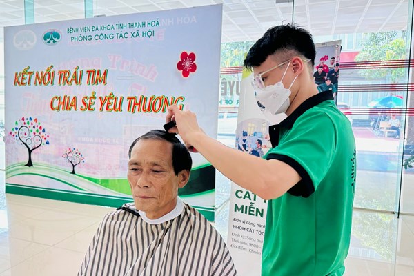 Cắt tóc miễn phí, ấm lòng bệnh nhân nghèo - Anh 1