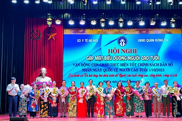 Hà Nội biểu dương người cao tuổi vận động con cháu thực hiện tốt chính sách dân số - Anh 1