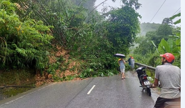 Mưa lớn gây sạt lở và ngập úng nhiều nơi ở Thanh Hoá - Anh 3