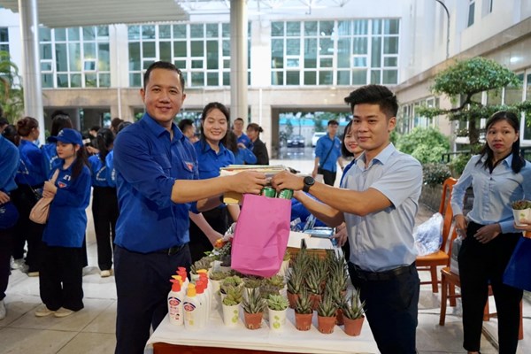 Đoàn Thanh niên Cộng sản Hồ Chí Minh Bộ TN&MT phát động Chương trình hưởng ứng Chiến dịch làm cho thế giới sạch hơn năm 2023 - Anh 3