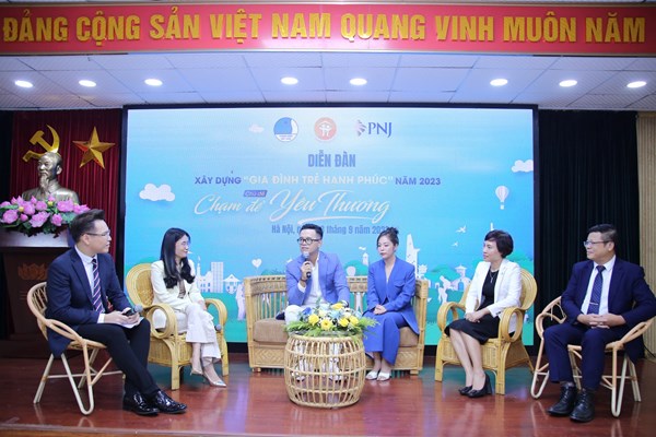 Kỹ năng gia đình trẻ hạnh phúc: “Chạm” để yêu thương - Anh 1