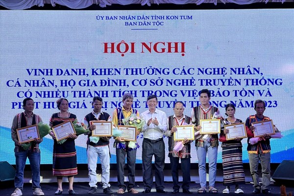 Kon Tum: Vinh danh các nghệ nhân có nhiều thành tích trong bảo tồn, phát huy các giá trị nghề truyền thống - Anh 2
