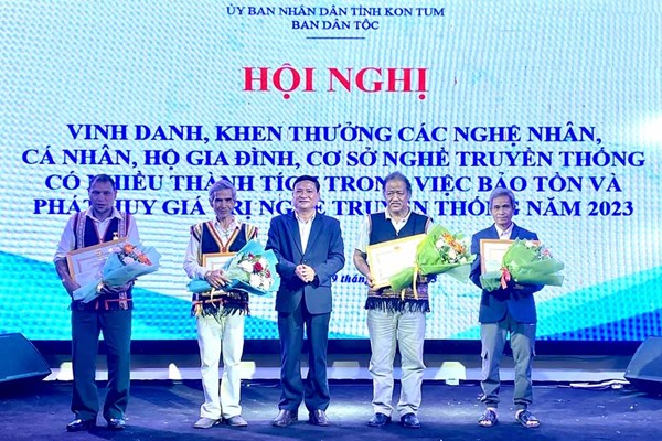 Kon Tum: Vinh danh các nghệ nhân có nhiều thành tích trong bảo tồn, phát huy các giá trị nghề truyền thống - Anh 1