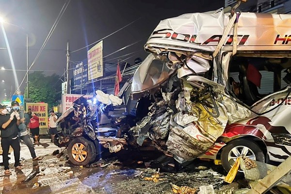 Tập trung khắc phục hậu quả vụ tai nạn giao thông đặc biệt nghiêm trọng tại Đồng Nai - Anh 1