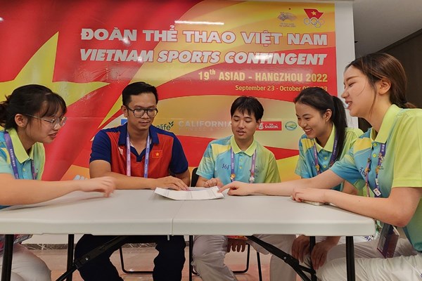 Chuyện về những “con ong” chăm chỉ - Anh 1