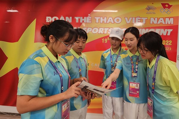 Chuyện về những “con ong” chăm chỉ - Anh 2