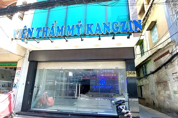 Đà Nẵng: Cơ sở thẩm mỹ để lao công làm đẹp cho khách bị phạt 320 triệu đồng - Anh 1