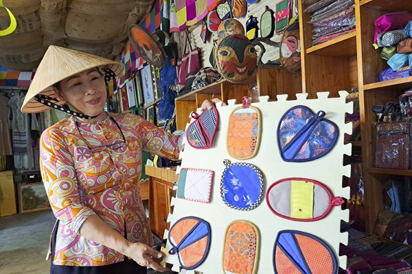 Những người khuyết tật khoác “áo mới” cho rác thải - Anh 2