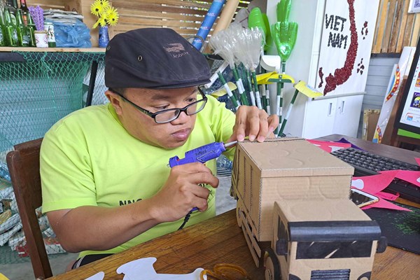 Những người khuyết tật khoác “áo mới” cho rác thải - Anh 3
