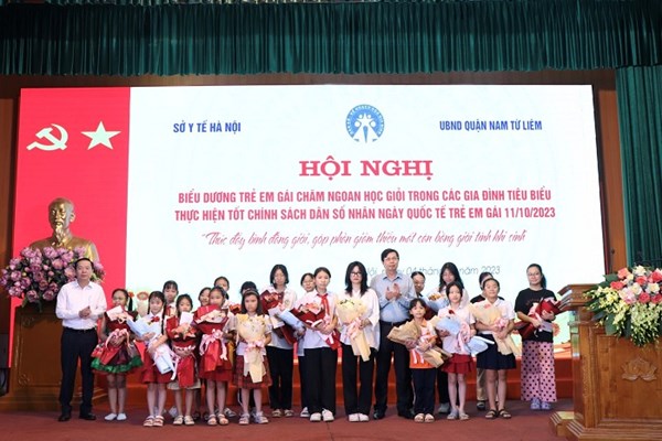 Hà Nội: Biểu dương các trẻ em gái chăm ngoan, học giỏi - Anh 1