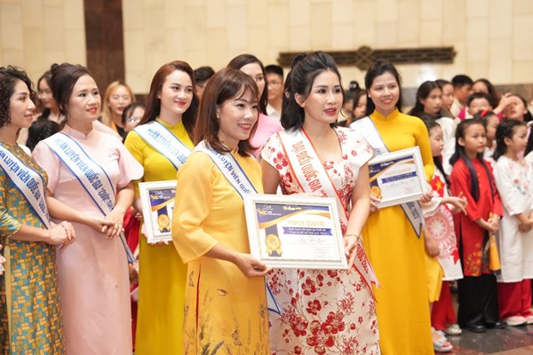 Vinh danh 12 huấn luyện viên Cuộc thi MC nhí 2023 tại Bảo tàng Hồ Chí Minh - Anh 1