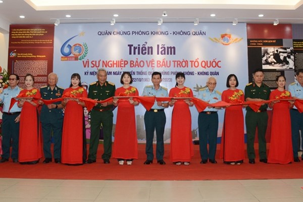 400 tài liệu, hiện vật, hình ảnh tại Triển lãm “Vì sự nghiệp bảo vệ bầu trời Tổ quốc” - Anh 1