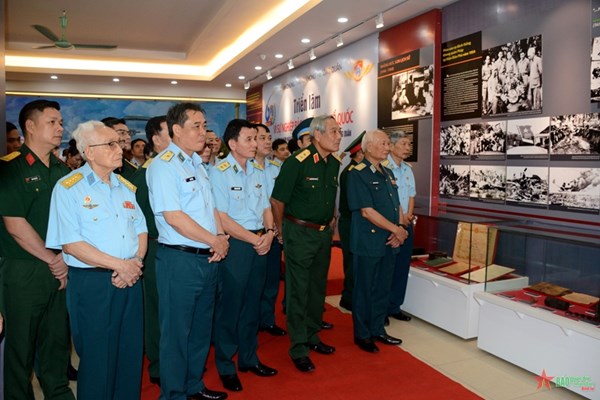 400 tài liệu, hiện vật, hình ảnh tại Triển lãm “Vì sự nghiệp bảo vệ bầu trời Tổ quốc” - Anh 2