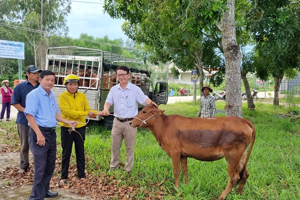 Hết lòng chăm lo cho người nghèo - Anh 3
