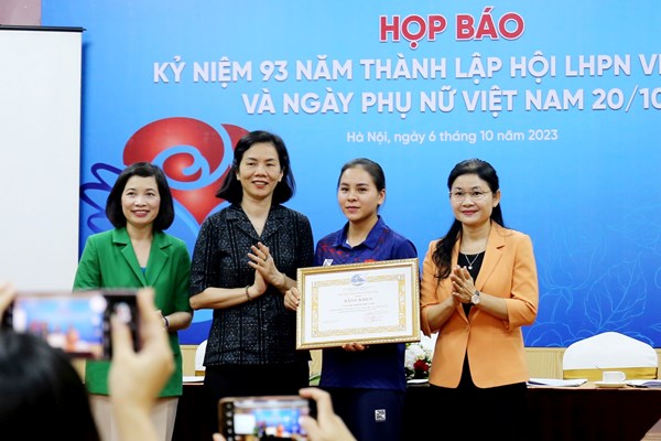 Hội LHPN Việt Nam trao Bằng khen cho xạ thủ Trịnh Thu Vinh - Anh 1