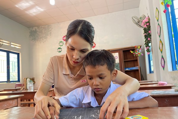 Thắp sáng ước mơ cho học sinh đồng bào Hrê - Anh 2