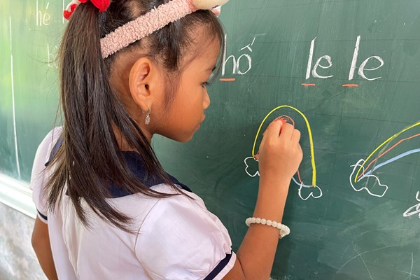 Thắp sáng ước mơ cho học sinh đồng bào Hrê - Anh 3