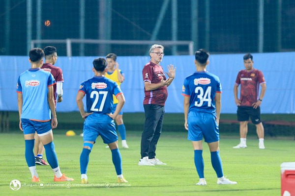 HLV Trousser rút danh sách 28 cầu thủ ĐTQG tham dự dịp FIFA Days tháng 10 - Anh 1