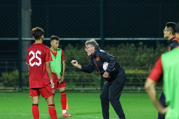 Tuyển Việt Nam tập buổi đầu tiên tại Trung Quốc, chuẩn bị cho dịp FIFA Days tháng 10 - Anh 1
