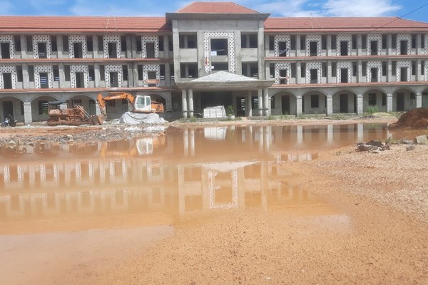 Thấp thỏm dạy và học​​​​​​​ trong ngôi trường xuống cấp - Anh 1