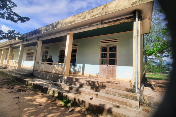 Thấp thỏm dạy và học​​​​​​​ trong ngôi trường xuống cấp - Anh 2