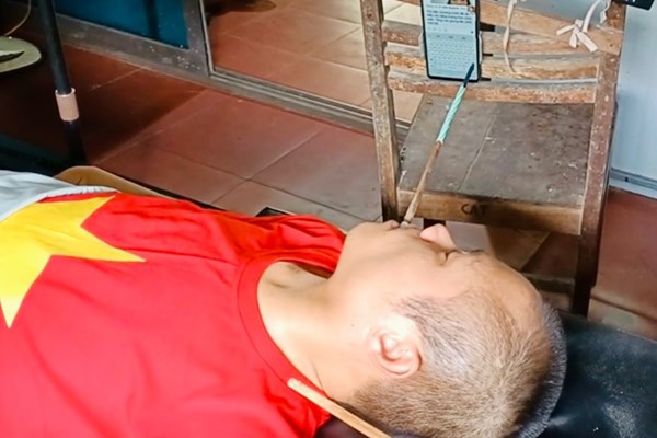 Chàng trai “ngậm” bút viết nên giấc mơ cuộc đời - Anh 2