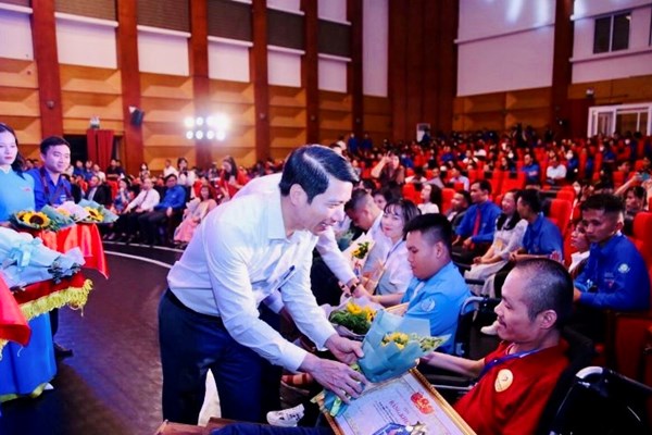 Chàng trai “ngậm” bút viết nên giấc mơ cuộc đời - Anh 1