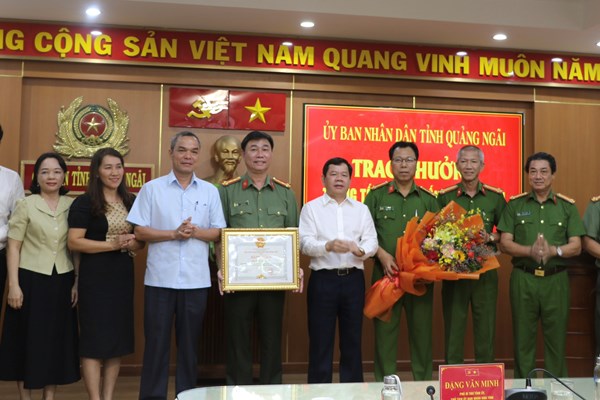 Thưởng nóng Công an Quảng Ngãi vụ nổ súng khiến hai nữ lao công bị thương - Anh 2