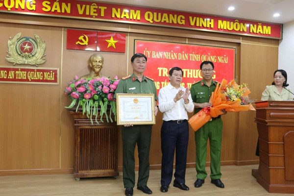 Thưởng nóng Công an Quảng Ngãi vụ nổ súng khiến hai nữ lao công bị thương - Anh 1