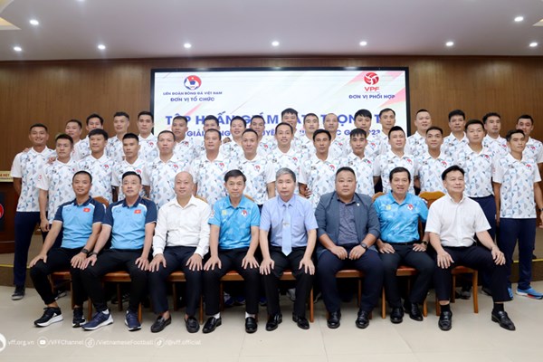 Khai mạc lớp tập huấn giám sát, trọng tài các giải bóng đá chuyên nghiệp quốc gia mùa giải 2023/24 - Anh 2