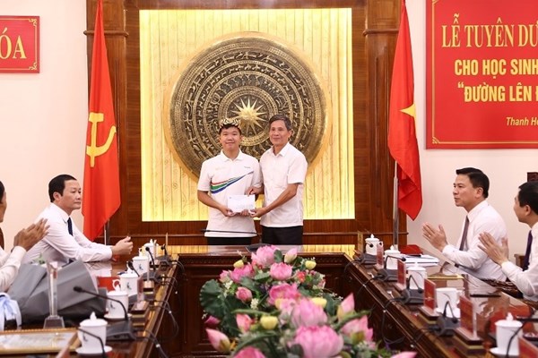 Thanh Hóa khen thưởng Nhà vô địch Cuộc thi Đường lên đỉnh Olympia - Anh 4