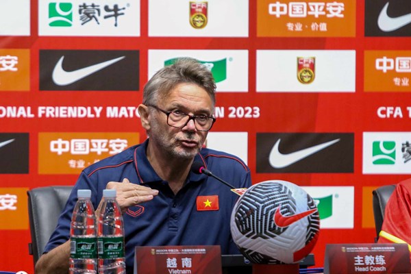 HLV Troussier: Tôi hài lòng phong độ, thái độ và sự đoàn kết của toàn đội - Anh 1