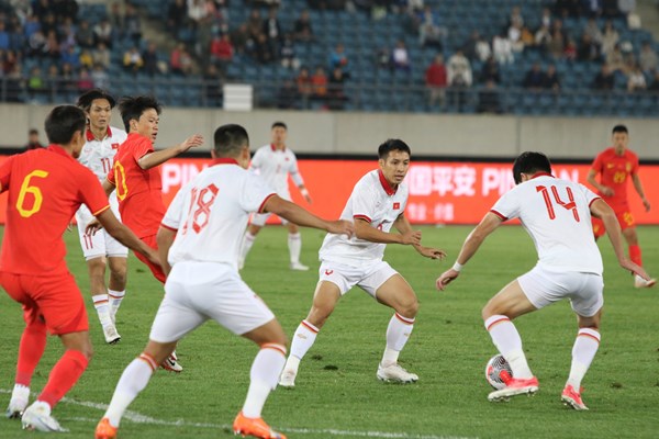 HLV Troussier: Tôi hài lòng phong độ, thái độ và sự đoàn kết của toàn đội - Anh 2