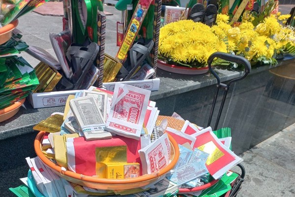 Hạn chế tiến tới dừng dâng cúng đốt vàng mã tại các di tích trên huyện Côn Đảo (Bà Rịa - Vũng Tàu): Kiên trì sẽ mang lại kết quả tích cực - Anh 2