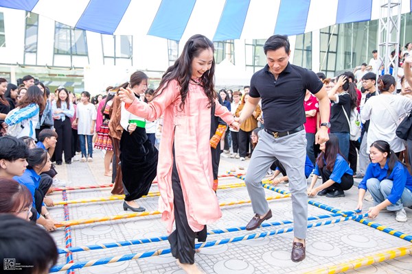 “Ngày hội văn hóa các dân tộc Việt Nam” tại Đại học Văn hoá Hà Nội - Anh 3