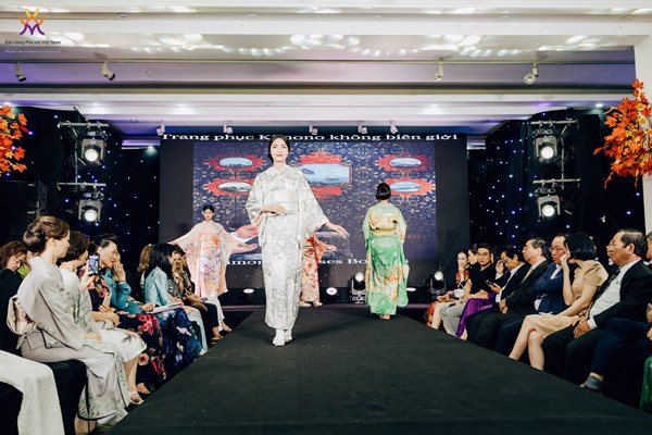 Áo dài, Kimono duyên dáng trong 