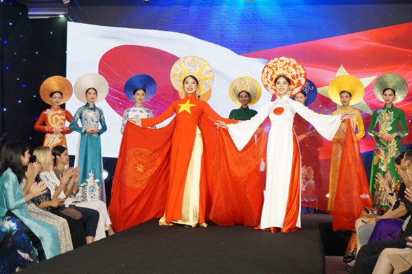 Áo dài, Kimono duyên dáng trong 