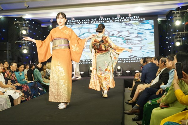 Áo dài, Kimono duyên dáng trong 