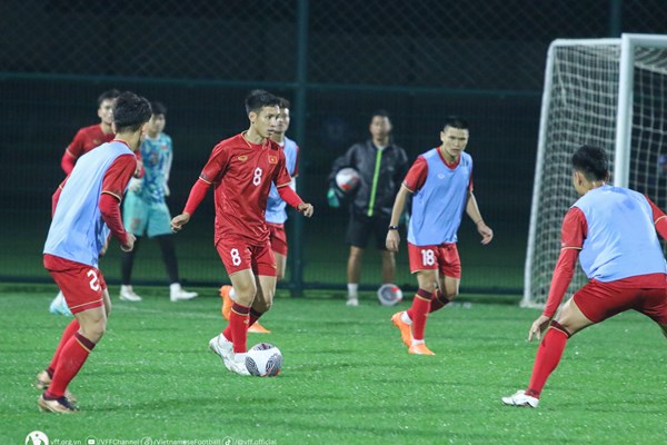 Tuyển Việt Nam chuẩn bị cho trận đấu với Uzbekistan - Anh 1