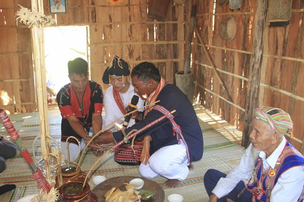 Lễ mừng về nhà mới của đồng bào Chăm H’roi: Gắn kết, bảo tồn nét đẹp văn hóa cộng đồng - Anh 1